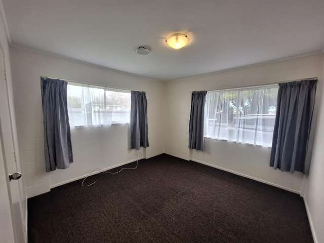 1/90 Kenderdine Road 10695_3