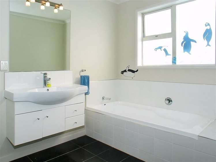 2 Peel Lane Aotea_13