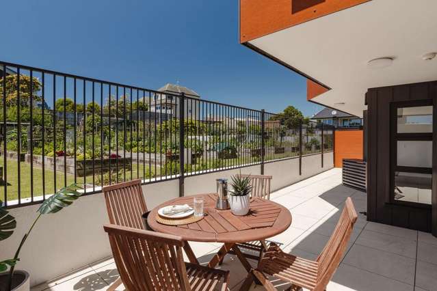 Luxury Mount Living Minutes from the Beach