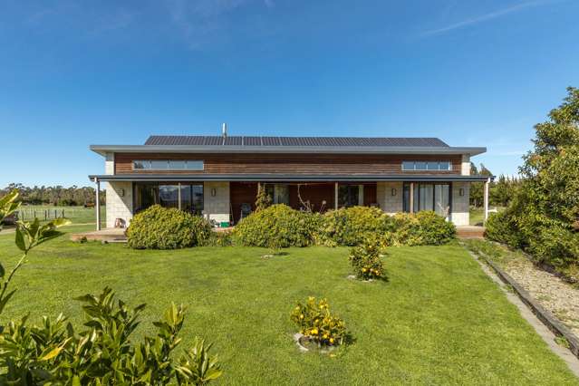 LIFESTYLE LIVING | Just 10 Minutes From Town