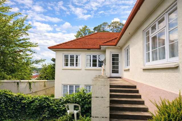 Upstairs Three Bedroom Unit Close to University