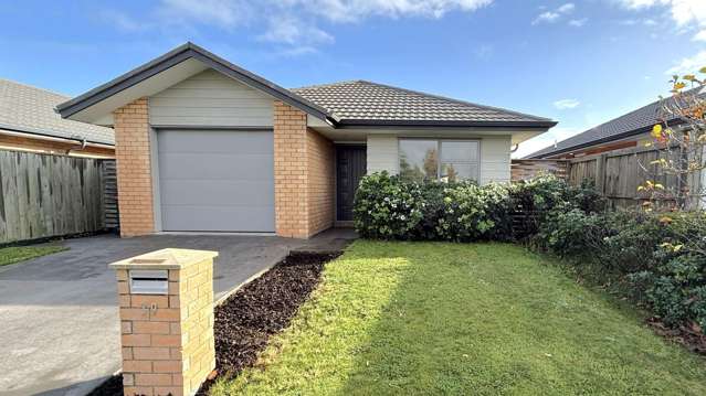 ROLLESTON - THREE BEDROOM HOME, HEAT PUMP, SINGLE GARAGE