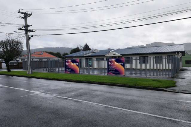 Office/workshop and yard For Lease