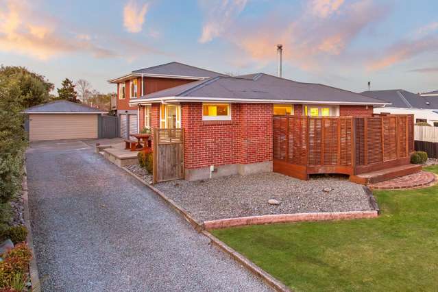 A Warm Welcome with 4-car garaging!