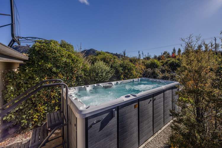 10 Jack Young Place Albert Town_19