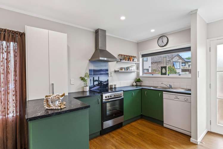 2/4 Illana Place Ranui_10