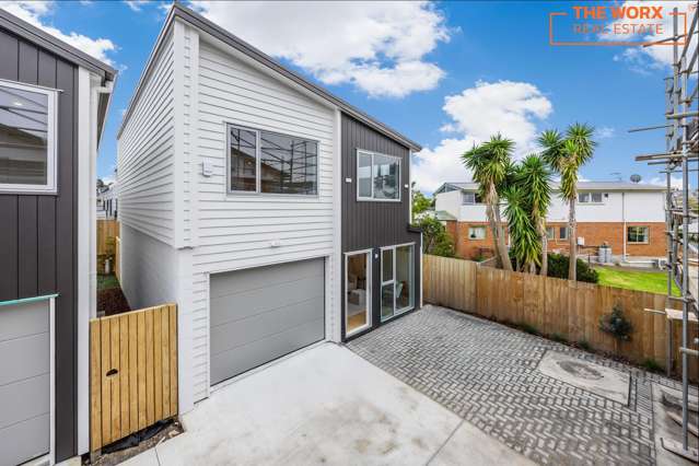 Stylish 4-Bed Corner Home w Garage & Outdoor Space