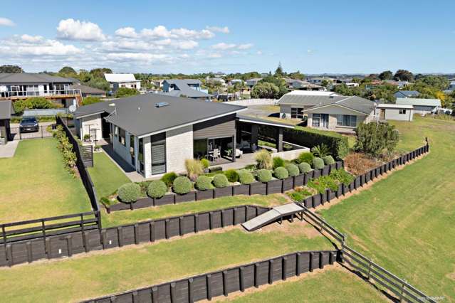 Executive Coastal Living - Luxury, Space & Stu...