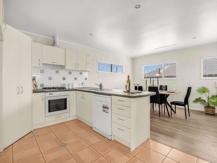 2/267 Glenfield Road Hillcrest_17