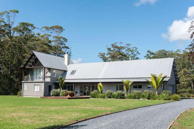 LUXURY BUSH RETREAT WITH SPA, FURNISHINGS & LAWNS INCLUDED