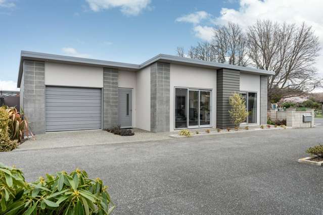 Modern Comfort Right Beside the Heart of Mosgiel