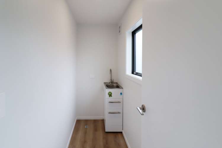 C/137 Whites Line East 1369_6