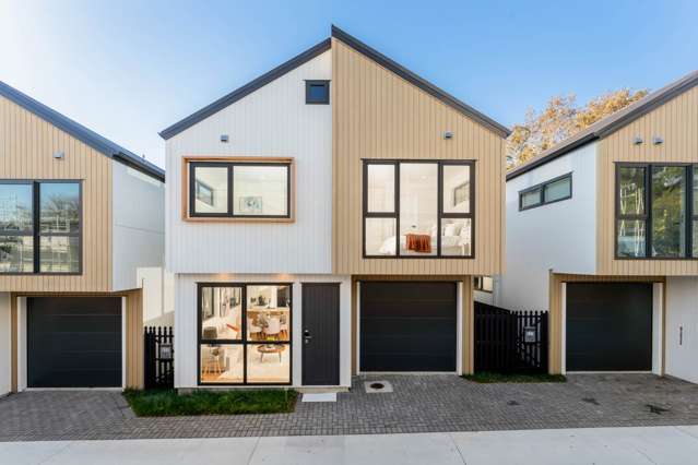 Standalone with garage!