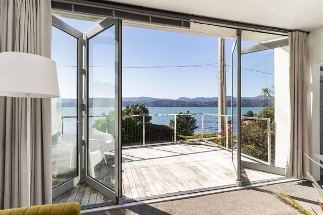 FUNKY WATERFRONT HOME AT KARAKA BAY