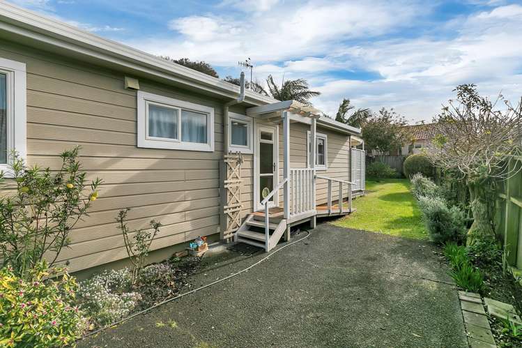 2/218 Sunnynook Road Totara Vale_1