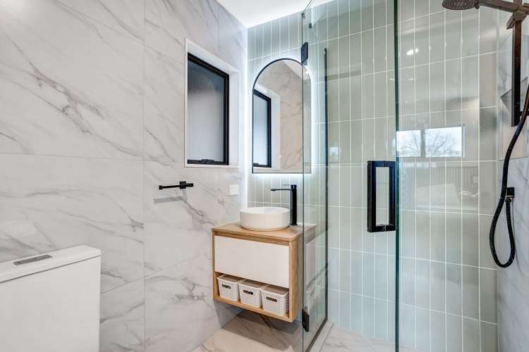 2/9 Eastwood Rise Browns Bay_11