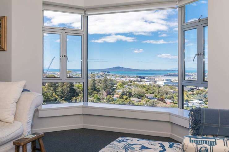 Window maintenance work is being carried out on The Pines apartment building on Owens Road, in Epsom, Auckland. Photo / OneRoof