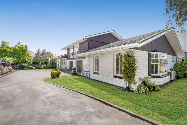 RICCARTON - TWO BEDROOMS, SINGLE GARAGE, HEAT PUMP