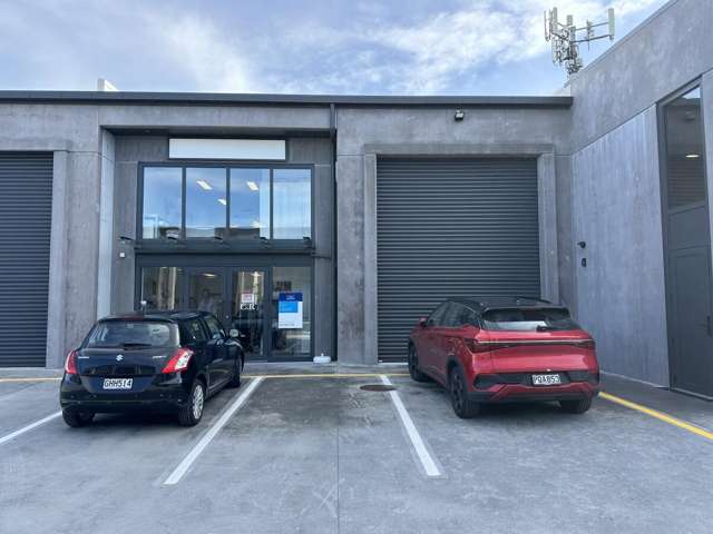Near new warehouse/showroom