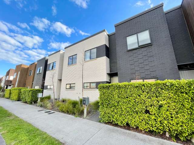 Spacious Home in a Prime Mt Wellington Location!