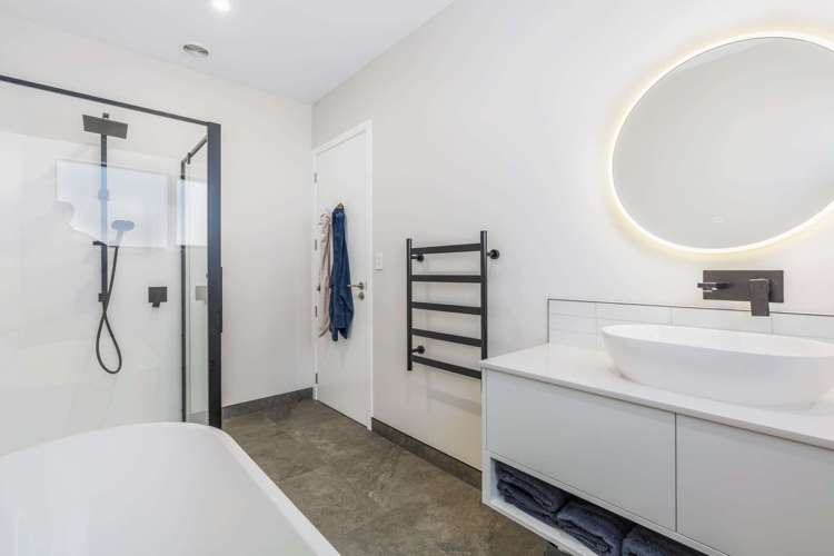 83 Magnum Drive Cromwell_14