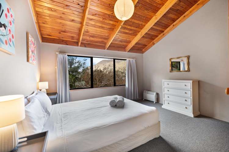 12a Arawata Terrace Fernhill/Sunshine Bay_12