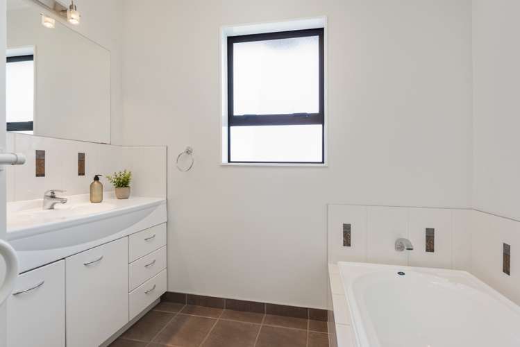 4 Newbourne Crescent Redwoodtown_13