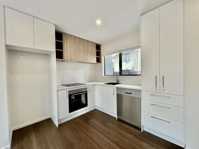 Near New, 2 bedroom townhouse in Phillipstown