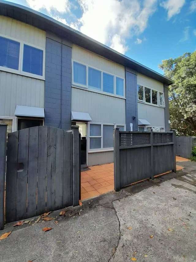 Spacious 2Bedroom TownHouse Zoned in DoubleGrammar