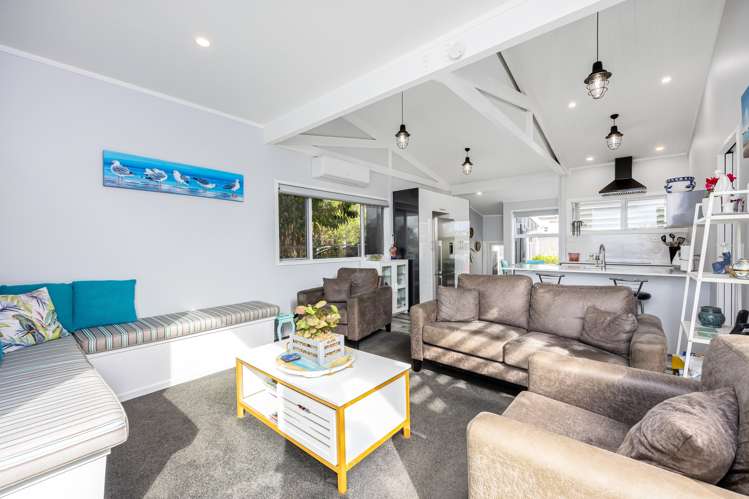 11 Piccadilly Circus Snells Beach_6