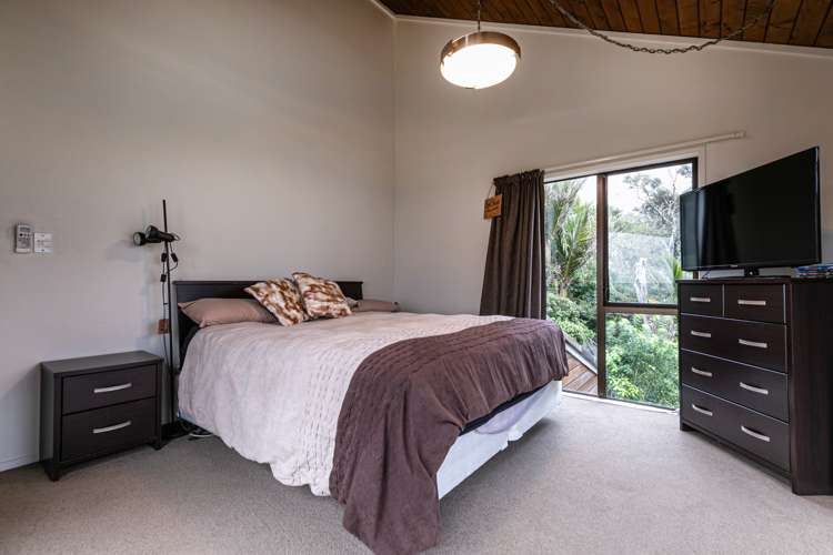 922 West Coast Road Waiatarua_12