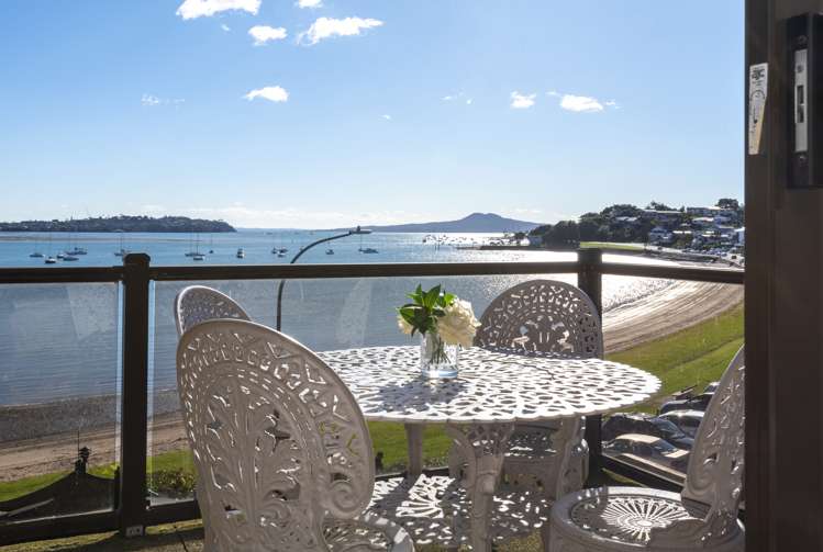 84 The Parade Island Bay_10