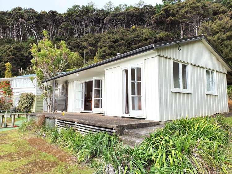 219-222/DP7675 Bon Accord Harbour Kawau Island_5