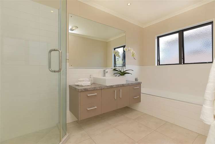 13 Gibbston Crescent Flat Bush_15
