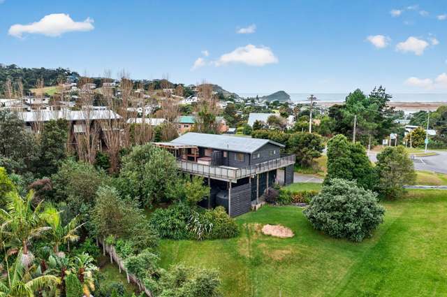 Spacious retreat with stunning Brynderwyn views