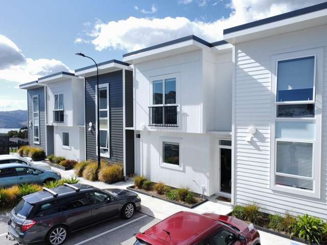 NEAR NEW! Stylish 3 Bed, Freehold, OSP, Views!