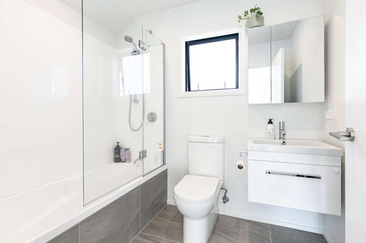 8 Astelia Way Woodridge_13