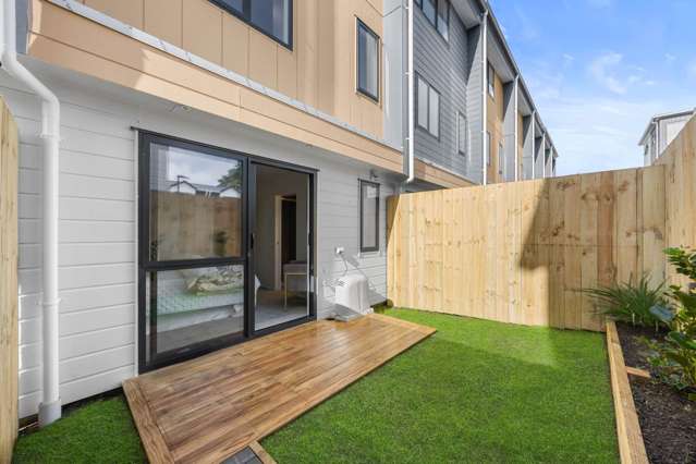 Walk to the Bus, Train, Supermarket & the Domain!