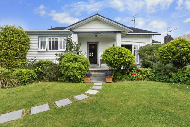 Charming Villa in Desirable Hamilton East