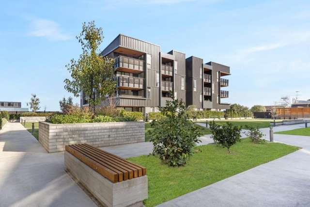 Modern 2-Bedroom Apartment with Courtyard and secure carpark
