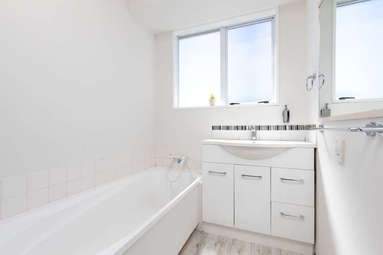 2/18 Dumfries Drive Hei Hei_13