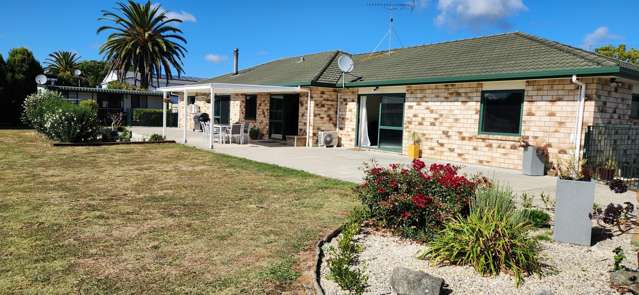 Lifestyle Property - 6 bedrooms and 8 car garaging