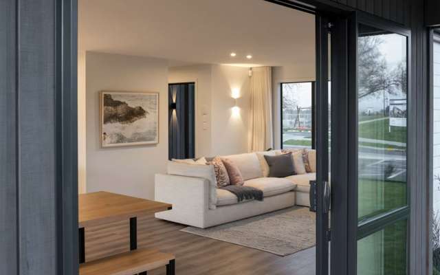 1 Pā Tuna Lane Hurdon_4