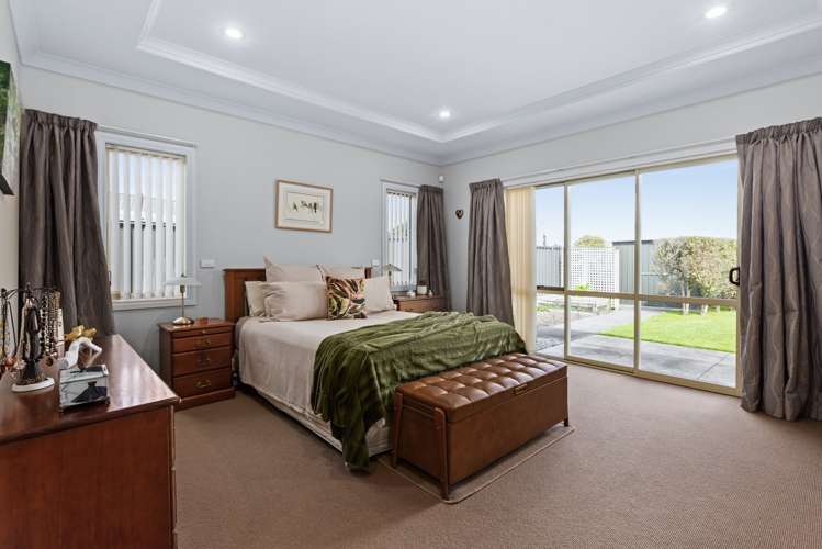 14 Heynes Place Clive_7