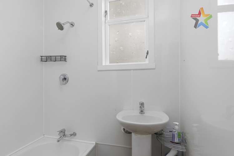 5 Tyrone Grove Wainuiomata_11