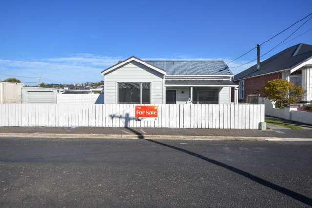 * UNDER OFFER * Stylish standalone home in prime location