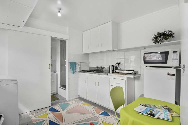 2/230 Queens Road Panmure_13