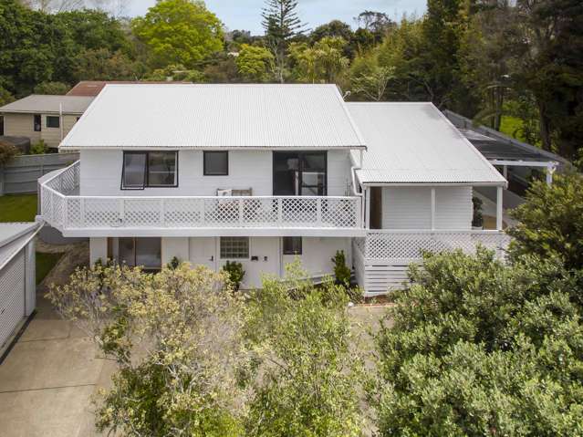 Stylish character home in sunny Stanmore Bay