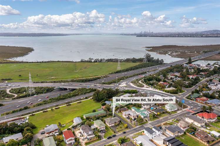 84 Royal View Road Te Atatu South_31
