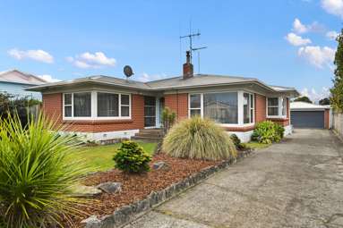 121 Comries Road_1